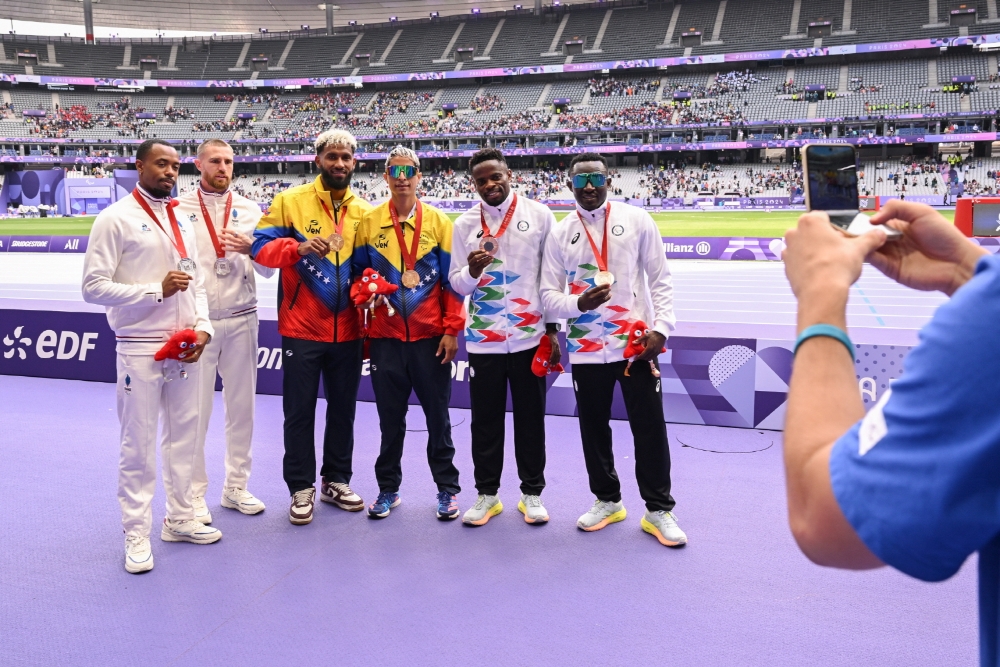 9월 2일(현지시간) 프랑스 스타드드 프랑스(Stade de France)에서 열린 2024 파리패럴림픽장애인 육상 남자 400m(스포츠등급 T11) 공동 취재구역(MixedZone)에서 은메달 티모시 아돌프(Timothee Adolphe, 프랑스)와 가이드 제프리 라미(Jeffrey Lami), 금메달 엔더슨 산토스(Enderson GermanSantos Gonzalez, 베네수엘라)와 가이드 에우브리그 호세 마자 카라발로(Eubrig Jose Maza Caraballo), 동메달 기욤 주니어 아탕가나(Guillaume Junior Atangana,난민 패럴림픽 대표팀)와가이드 도나드은딤 니암주아(Donard NdimNyamjua)가 갤럭시 Z 플립6 올림픽 에디션을이용한 빅토리 셀피촬영을 하고 있다.