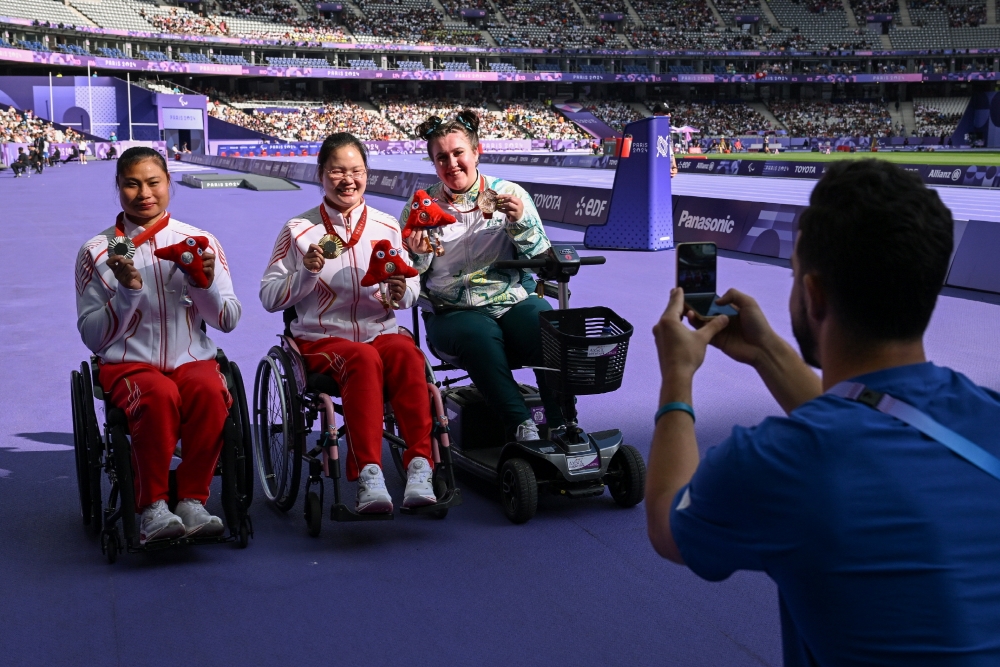 9월 2일(현지시간) 프랑스 스타드 드 프랑스(Stade de France)에서 열린 2024 파리패럴림픽 장애인 육상 여자 창던지기(스포츠등급 F34) 공동 취재구역(Mixed Zone)에서 은메달 차이윈 쭤(Caiyun Zuo, 중국), 금메달 리쥐안 쩌우(Lijuan Zou, 중국), 동메달 데이나 크리스(Dayna Crees, 호주)가 갤럭시 Z 플립6 올림픽 에디션을 이용한 빅토리 셀피촬영을 하고 있다.