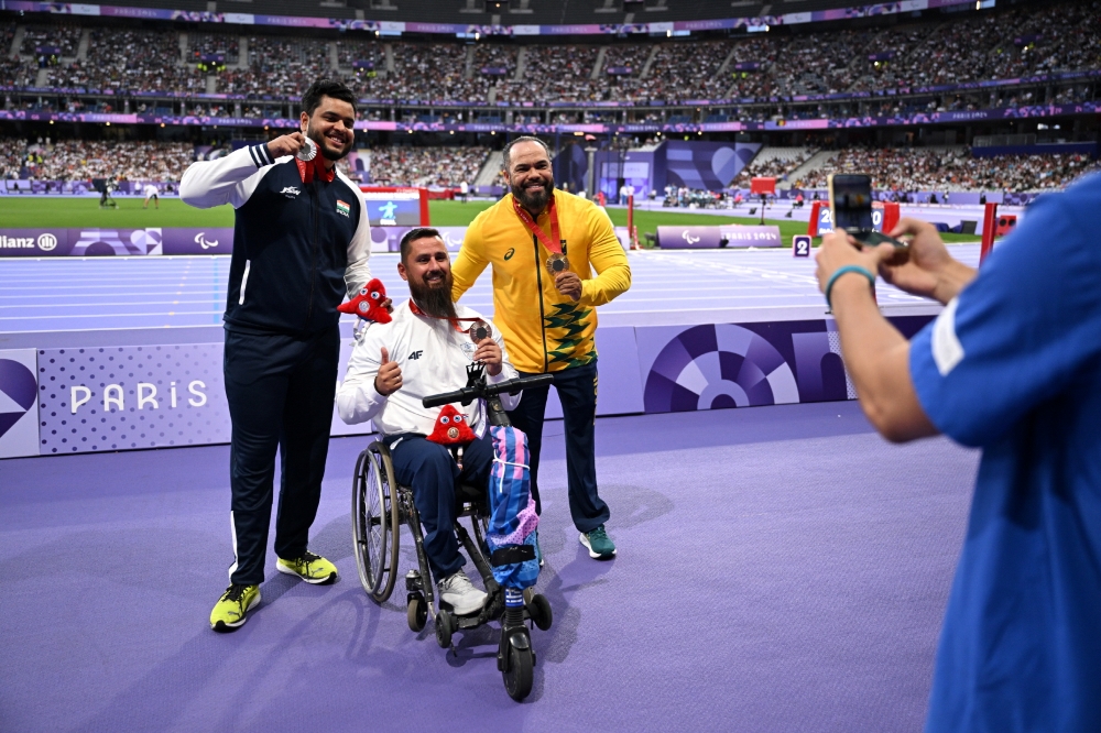 9월 2일(현지시간) 프랑스 스타드 드 프랑스(Stade de France)에서 열린 2024 파리패럴림픽 장애인 육상 남자 원반던지기(스포츠등급 F56) 공동 취재구역(Mixed Zone)에서 은메달 요게쉬 카추니야(Yogesh Kathuniya, 인도), 동메달 콘스탄티노스 추니스(Konstantinos Tzounis, 그리스), 금메달 클라우디네 바티스타(Claudiney Batista, 브라질)가 갤럭시 Z 플립6 올림픽 에디션을 이용한 빅토리 셀피촬영을 하고 있다.