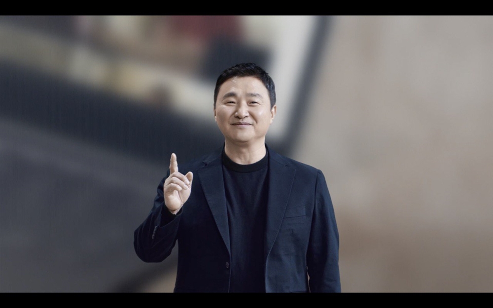 '삼성 갤럭시 언팩 2021'에서 삼성전자 무선사업부장 노태문 사장이 '갤럭시 북 프로'를 소개하는 모습