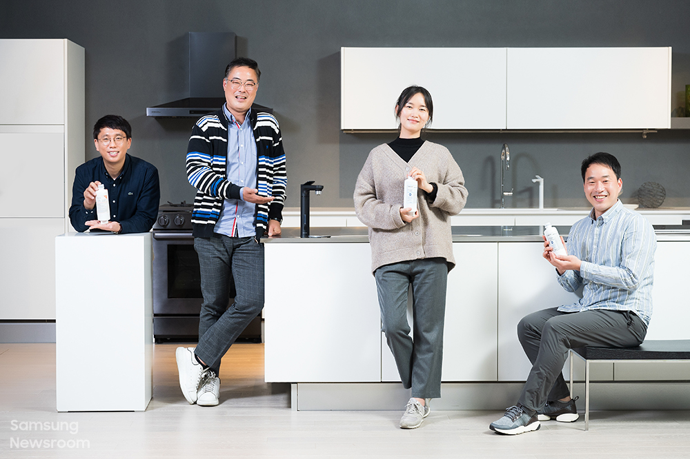 삼성전자 비스포크 정수기의 상품기획과 개발을 맡은 (왼쪽부터)김성모 프로, 이종호, 박정하, 이정근 엔지니어