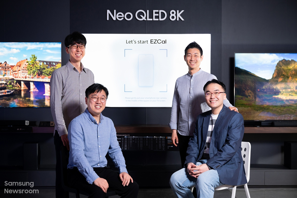 ‘EZCal’ 앱을 개발한 삼성전자 영상디스플레이사업부 김지만, 우준희, 박재성, 정성운 엔지니어(왼쪽부터)